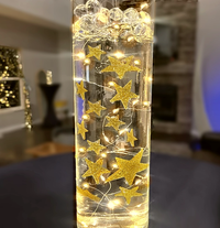 Schwebende goldene Glitzersterne mit optionaler Lichterkette – Vasendekorationen – Tischstreuer