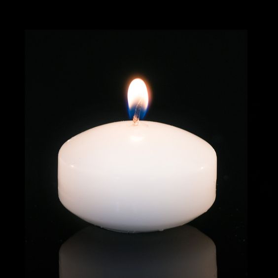 סט נרות צפים לבנים בגודל 2 אינץ' של 4 נרות ללא ריח.
