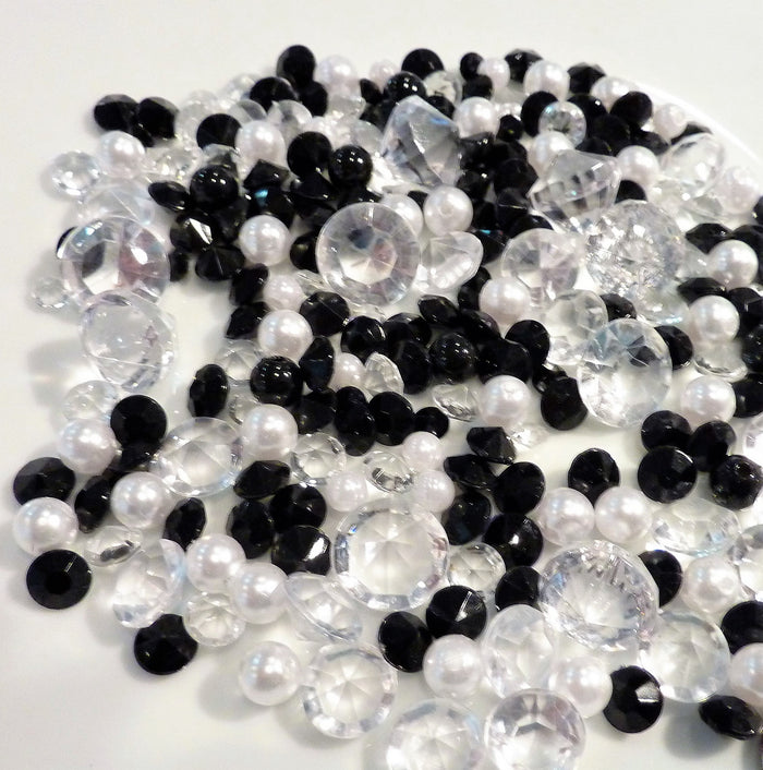 Surtido de diamantes con perlas a juego. Espumoso para mesa. Elige: rojo y blanco, negro y blanco y blanco.
