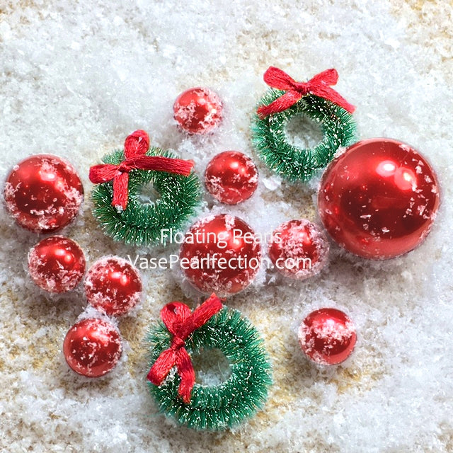 „Schwimmende“ grüne Miniaturkränze, Schnee und rote Perlen, Winterwunderland-Vasendekoration